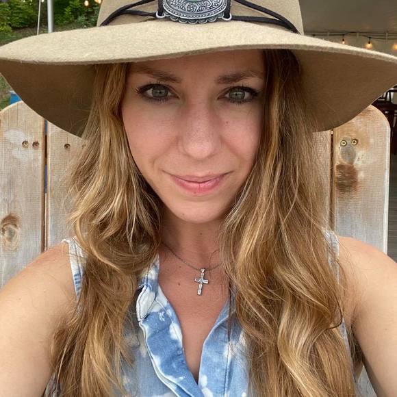 Meet your Posher, Carolyn - Picture 1 of 1